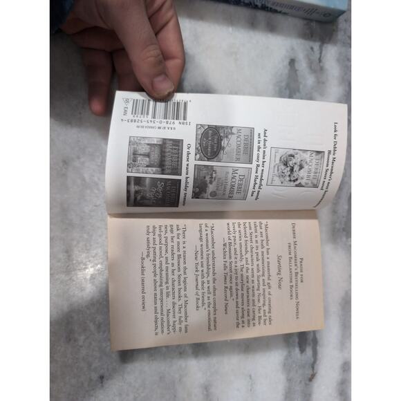Debbie Macomber Paperback Novel Bundle: Starry Night & Starting Now - Picture 7 of 9